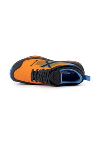 Chaussure de sport orange avec des détails noirs, des accents bleus, une tige texturée et un système de laçage. Elle possède une languette au talon pour un enfilage facile.