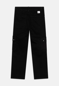 Schwarze Cargo-Hosen mit geradem Bein Design, ausgestattet mit zwei Seitentaschen, Gesäßtaschen und einem gewebten Etikett am Bund.