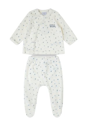 Conjunto de bebé de dos piezas que consiste en una camiseta crema con estampado floral azul claro y pantalones a juego con pies cubiertos. Cuenta con cierres de botones a presión.