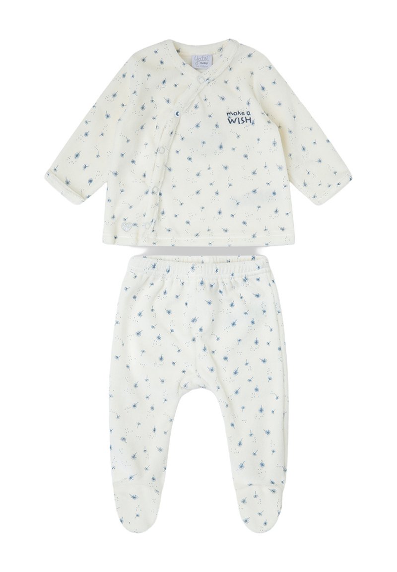 Conjunto de bebé de dos piezas que consiste en una camiseta crema con estampado floral azul claro y pantalones a juego con pies cubiertos. Cuenta con cierres de botones a presión.