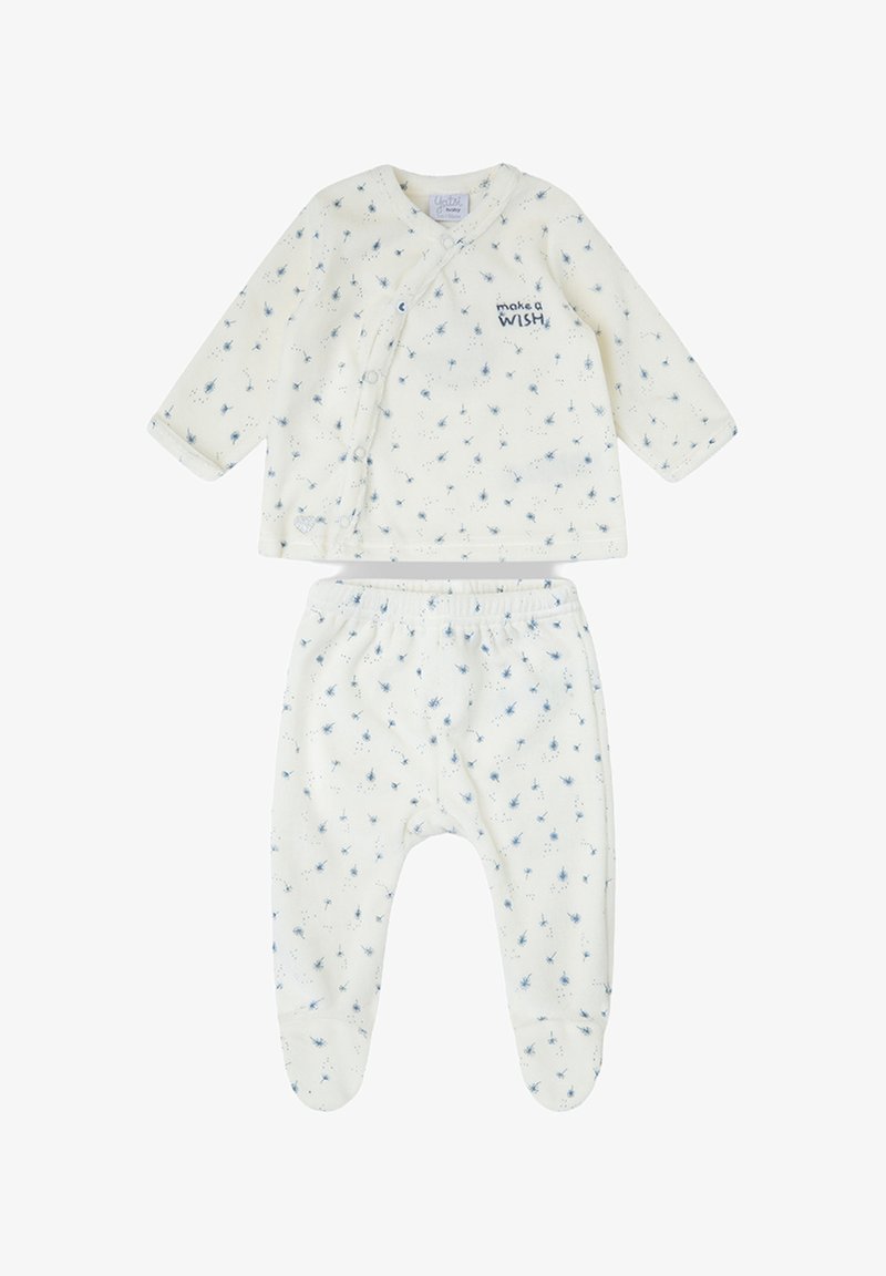 Conjunto de bebé de dos piezas que consiste en una camiseta crema con estampado floral azul claro y pantalones a juego con pies cubiertos. Cuenta con cierres de botones a presión.
