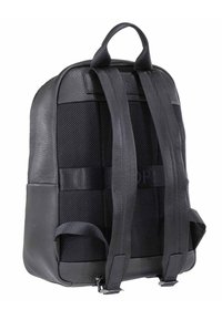 Černý kožený batoh s mřížkovou panelem, polstrovanými ramenními popruhy a zipovým uzávěrem. Obsahuje texturovaný povrch a zesílené švy.