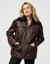 Veste en cuir brun avec des accents de franges, un col en fourrure noire, une fermeture éclair et deux poches avant avec des franges décoratives.