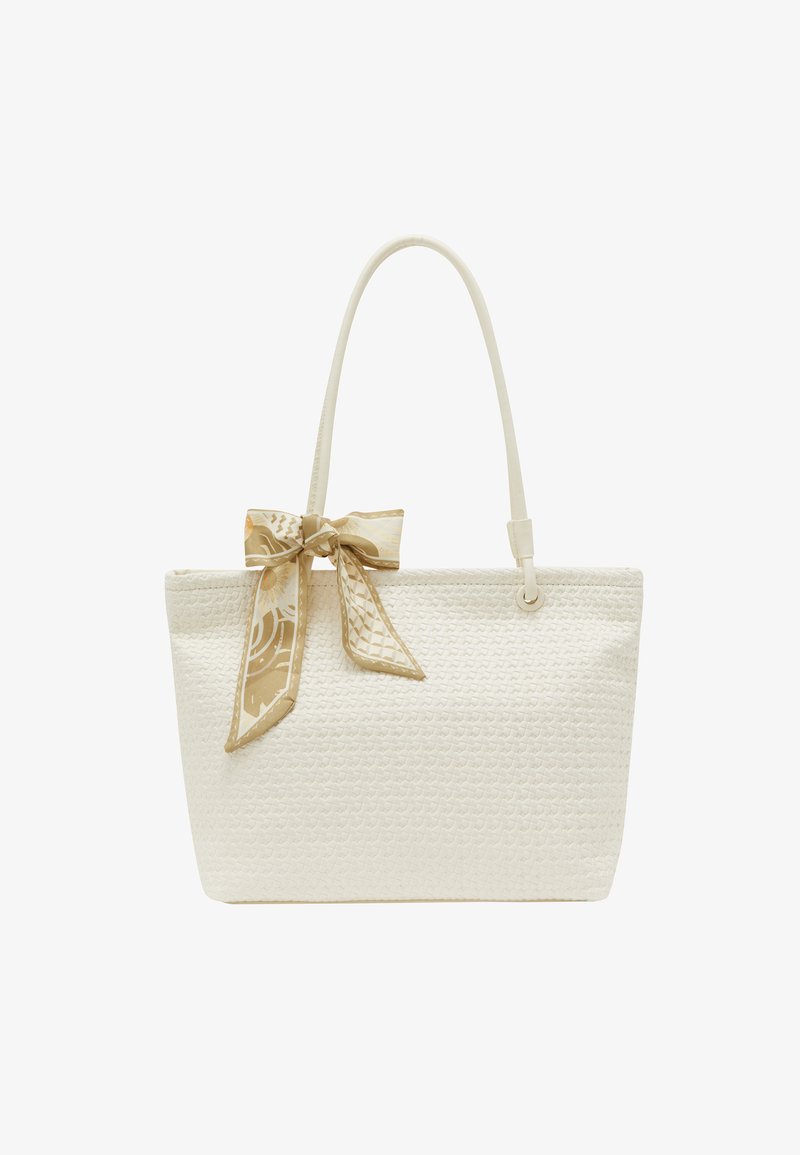 Bolsa tote blanca de mimbre con un acabado texturizado, que presenta un acento en forma de lazo de seda beige con patrón en el asa. Diseño simple y rectangular.