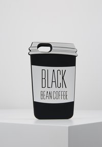 Kryt na telefón v tvare šálky čiernej kávy s bielou etiketou, na ktorej sú tlačené tučné čierne písmená "BLACK BEAN COFFEE" a šedý obrys viečka.