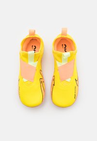 Nike Performance JR ZOOM MERCURIAL VAPOR 15 ACADEMY UNISEX - Indoor-Fußballschuhe - yellow strike/sunset glow/volt ice