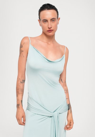 Lichtblauw, mouwloos jurkje met een gedrapeerde halslijn en een geknoopte detail in de taille. Gemaakt van een gladde, rekbare stof.