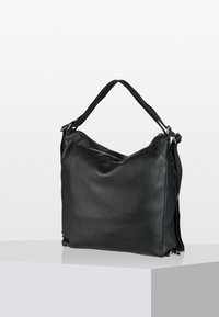 Borsa a mano in pelle nera con una finitura morbida e texture. Presenta un manico singolo e una chiusura con zip, caratterizzata da un design minimalista e senza loghi visibili.