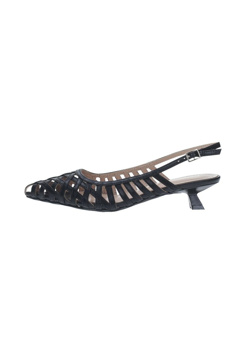 Sandalo slingback nero con design intrecciato, punta aperta e tacco basso. Realizzato in un materiale liscio con una forma strutturata.
