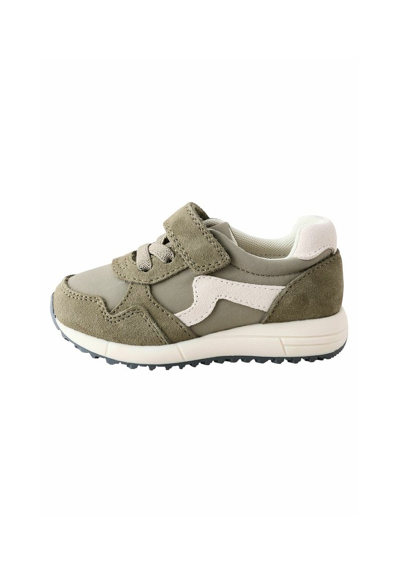 Sneaker z mieszanką tkaniny w oliwkowym zielonym kolorze i zamszu, z białym akcentem, regulowanym paskiem na rzepy oraz teksturowaną gumową podeszwą.