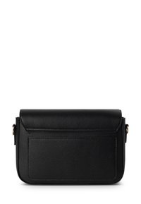 Bolso cruzado de cuero negro con un acabado texturizado, que cuenta con una solapa frontal, un bolsillo trasero y acentos en tono dorado.