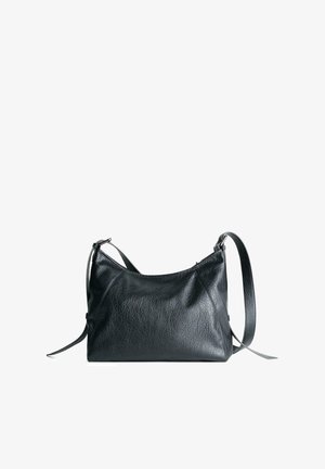 Zwarte leren schoudertas met een enkele verstelbare schouderband, lichtjes gestructureerd oppervlak en een zachte, slungelige vorm.
