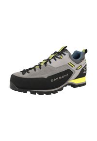 Scarpa da trekking grigia in suede e mesh, con punta in gomma nera, accenti gialli brillanti e suola testurizzata per la trazione. Lacci neri.
