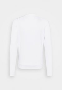 Felpa bianca a maniche lunghe con colletto rotondo classico, texture morbida e polsini e fondo a coste, progettata per un fit rilassato.