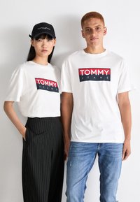 Tommy Jeans ENTRY TEE UNISEX - Camiseta estampada - white