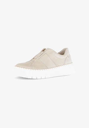 Beige Slip-on-Sneaker mit Wildleder-Obermaterial, gesteppten Details und dicker, weißer, strukturierter Gummisohle.