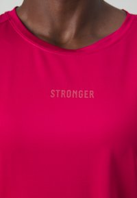 Stronger RELAXED TEE - Camiseta deportiva - granita