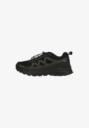 Chaussure de sport noire avec une tige en maille, semelle en caoutchouc et système de lacets élastiques. Étiquette imperméable notable sur le côté et accents de design texturé.