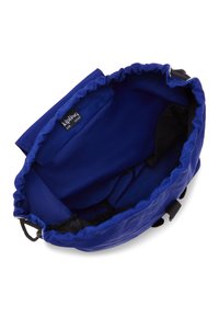Borsa a tracolla Kipling blu aperta che mostra l'interno vuoto con piccoli taschini in rete nera e tessuto all'interno.