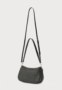 Zwarte handtas van gelooid leer met twee verstelbare schouderbanden en zilveren metalen gespen op een witte achtergrond.