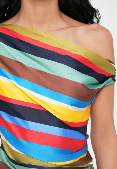 Multikleurige off-the-shoulder top met gedurfde horizontale strepen in geel, blauw, groen, rood en bruin, gemaakt van lichtgewicht stof.