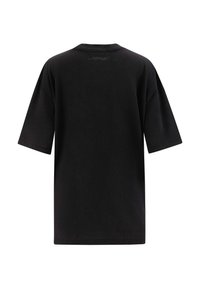 Černé oversized tričko s krátkým rukávem, žebrovaným kulatým výstřihem a hladkou texturou. Na zadní straně je jemné vyšívané logo.