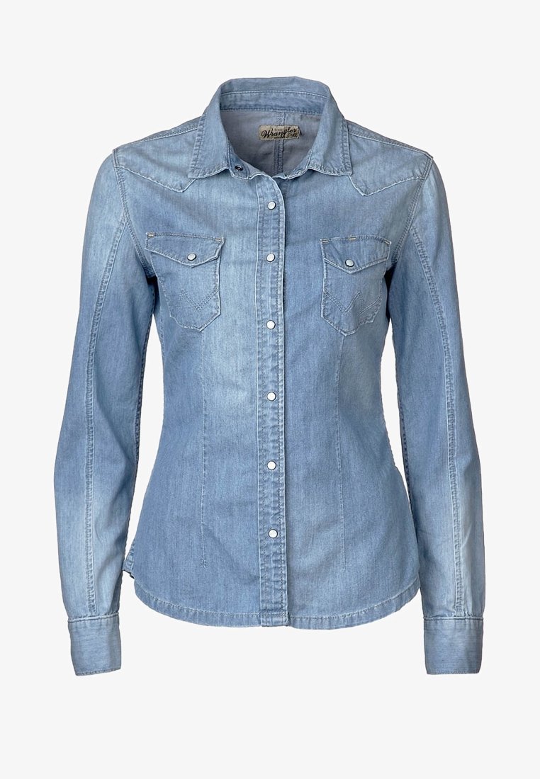 Chemise en jean bleu clair à boutons, manches longues, deux poches à rabat sur le devant et col classique.