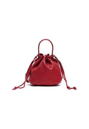 Rote Lederzugtasche mit einem einzelnen Obergriff und verstellbaren langen Riemen, auf einem weißen Hintergrund liegend.