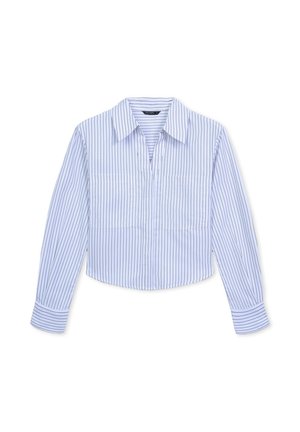 Chemise cintrée à boutons de couleur bleu clair avec des rayures verticales. Présente un col classique et de longues manches avec des poignets contrastants.