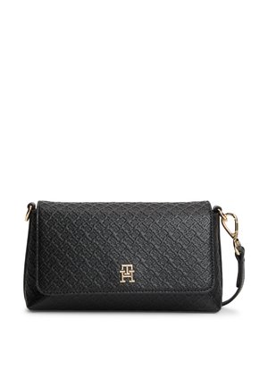 Čierna textúrovaná kožená kabelka clutch so zlatým logom a odnímateľným remienkom na zápästie na bielom pozadí.