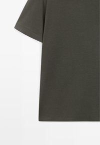 Donkergroen katoenen T-shirt met korte mouwen, ronde hals en rechte zoom. Gladde textuur, minimale stikseldetails.