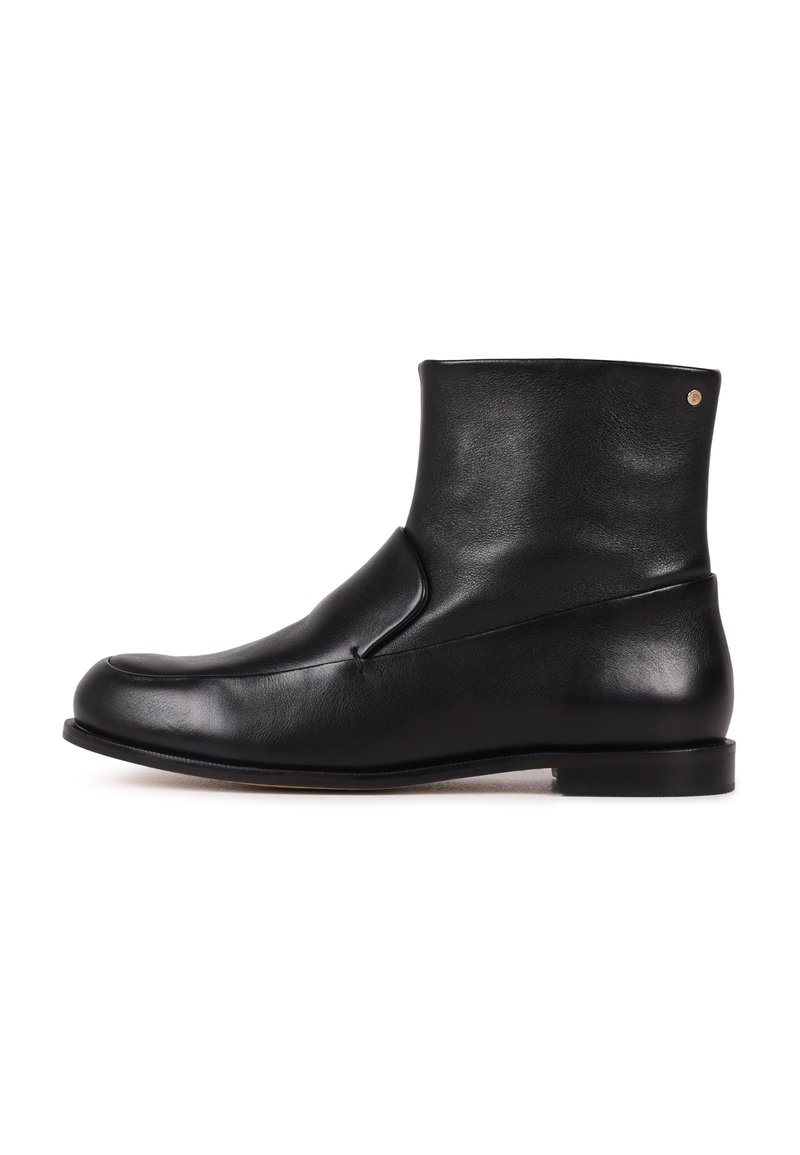 Bottine en cuir noir avec bout arrondi, talon bas et finition lisse, montrée de profil sur fond blanc.