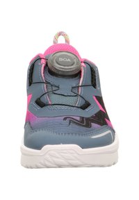 Buty sportowe z niebieską cholewką, różowymi i czarnymi akcentami, systemem dopasowania BOA oraz teksturowaną białą podeszwą. Okrągły czubek i lekka konstrukcja.