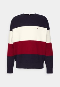 Maglione lavorato a maglia in navy, bianco e rosso, con righe orizzontali, scollo rotondo e polsini a coste. Dettaglio del logo piccolo sul petto.