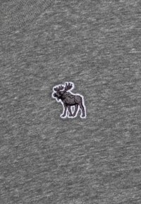 Abercrombie & Fitch - T-shirt basic