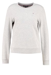 Sudadera gris claro con mangas largas, puños y bajo acanalados, cuello redondo, con un pequeño logo en el pecho. Tejido de mezcla de algodón.