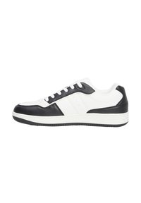 Scarpa sportiva in bianco e nero con tomaia in pelle, punta arrotondata, design con lacci e suola in gomma. Presenta un pannello di accentuazione nera texturizzato.