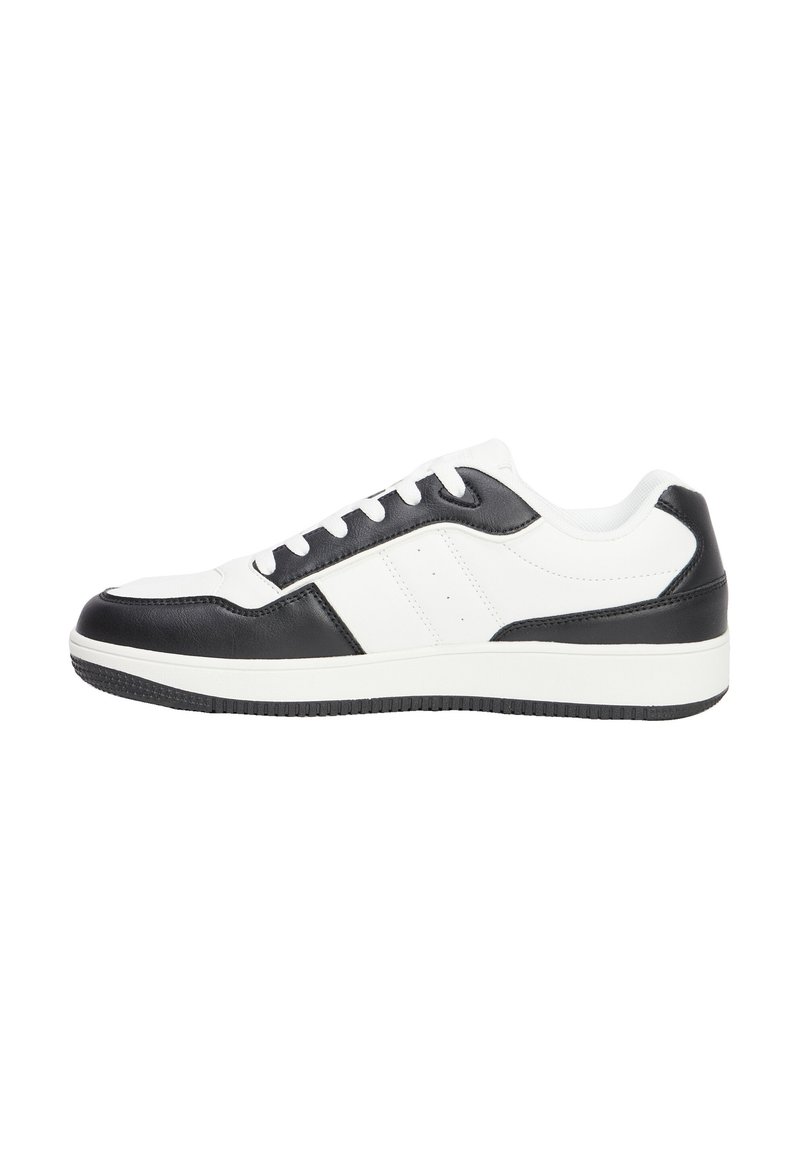 Scarpa sportiva in bianco e nero con tomaia in pelle, punta arrotondata, design con lacci e suola in gomma. Presenta un pannello di accentuazione nera texturizzato.