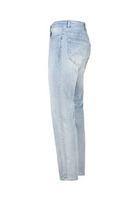 Jeans de denim azul claro con corte de pierna recta, cinco bolsillos y sutiles detalles de desvanecimiento en la tela. Cuenta con presillas para cinturón y acentos de costura.