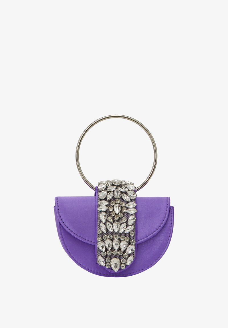 Fioletowa satynowa torebka o półokrągłym kształcie, z ozdobnym paskiem pokrytym srebrnymi cyrkoniami oraz metalowym uchwytem w postaci pierścienia.