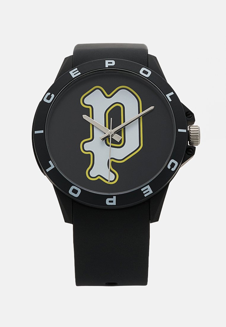 Reloj de pulsera negro con una gran letra "P" en color blanco y contorno amarillo en la esfera y el texto "POLICE" en el bisel, manecillas plateadas y correa negra.