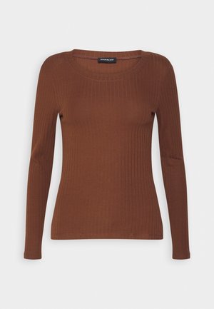 Maglietta aderente marrone a maniche lunghe con motivo a costine e scollo rotondo, mostrata distesa su uno sfondo bianco.