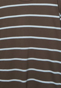 Bruine stof met gelijkmatig verdeelde horizontale lichtblauwe en witte strepen op een textieloppervlak.