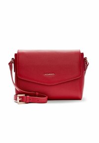 Bolso bandolera de piel roja con un acabado texturizado, cierre magnético y correa ajustable. Presenta un logo dorado en la parte delantera.