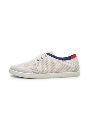 Leichte Mesh-Sneaker in Beige mit kontrastierenden Akzenten in Blau und Rot. Ausgestattet mit einem Schnürdesign und einer Gummisohle.