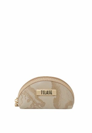 Pochette cosmetica beige a mezzaluna con zip dorata e una targhetta rettangolare dorata con la scritta "1ª CLASSE" sul davanti.