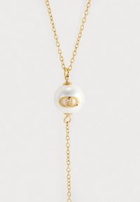Collana in oro con un pendente sferico bianco accentato in oro. Include un hardware dettagliato con un design a maglia circolare.