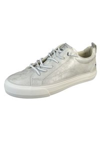 Sneaker argentato con texture, punta rotonda, lacci elasticizzati, collo imbottito e suola in gomma bianca. Presenta un branding minimale sulla linguetta e sul lato.