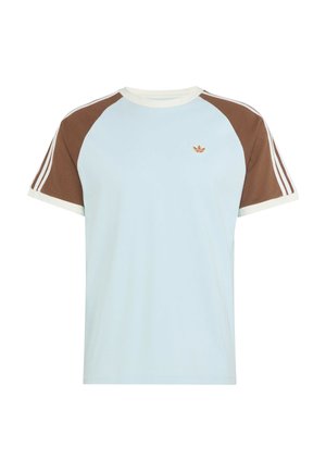 T-shirt bleu clair avec manches raglan marron, col et poignets blancs, avec petit logo trefoil Adidas marron sur la poitrine.