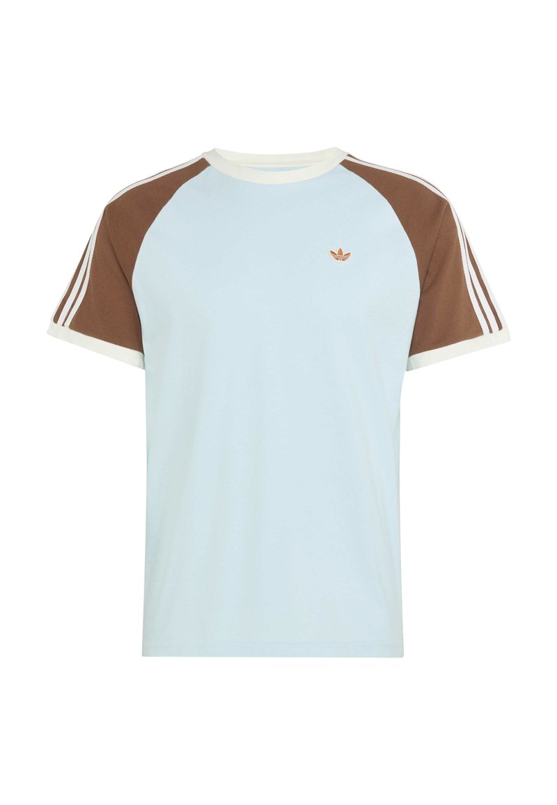Hellblaues T-Shirt mit braunen Raglanärmeln, weißem Kragen und Bündchen, mit kleinem braunem Adidas-Trefoil-Logo auf der Brust.